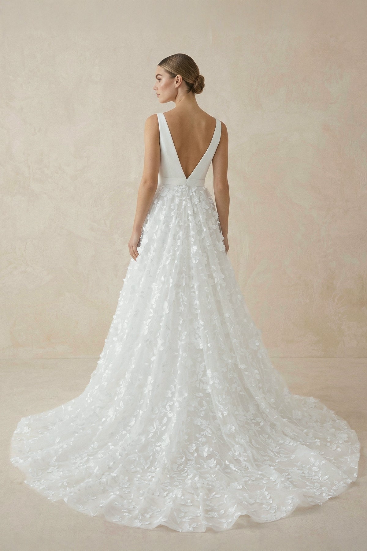 Robe de mariée blanche trapèze en dentelle à col V sans manches - Harana