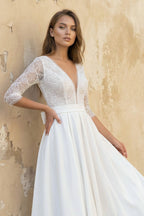 Robe de mariée blanche trapèze en satin à col V avec nœud - Harana