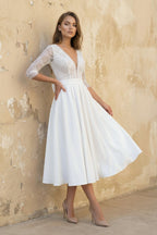 Robe de mariée blanche trapèze en satin à col V avec nœud - Harana