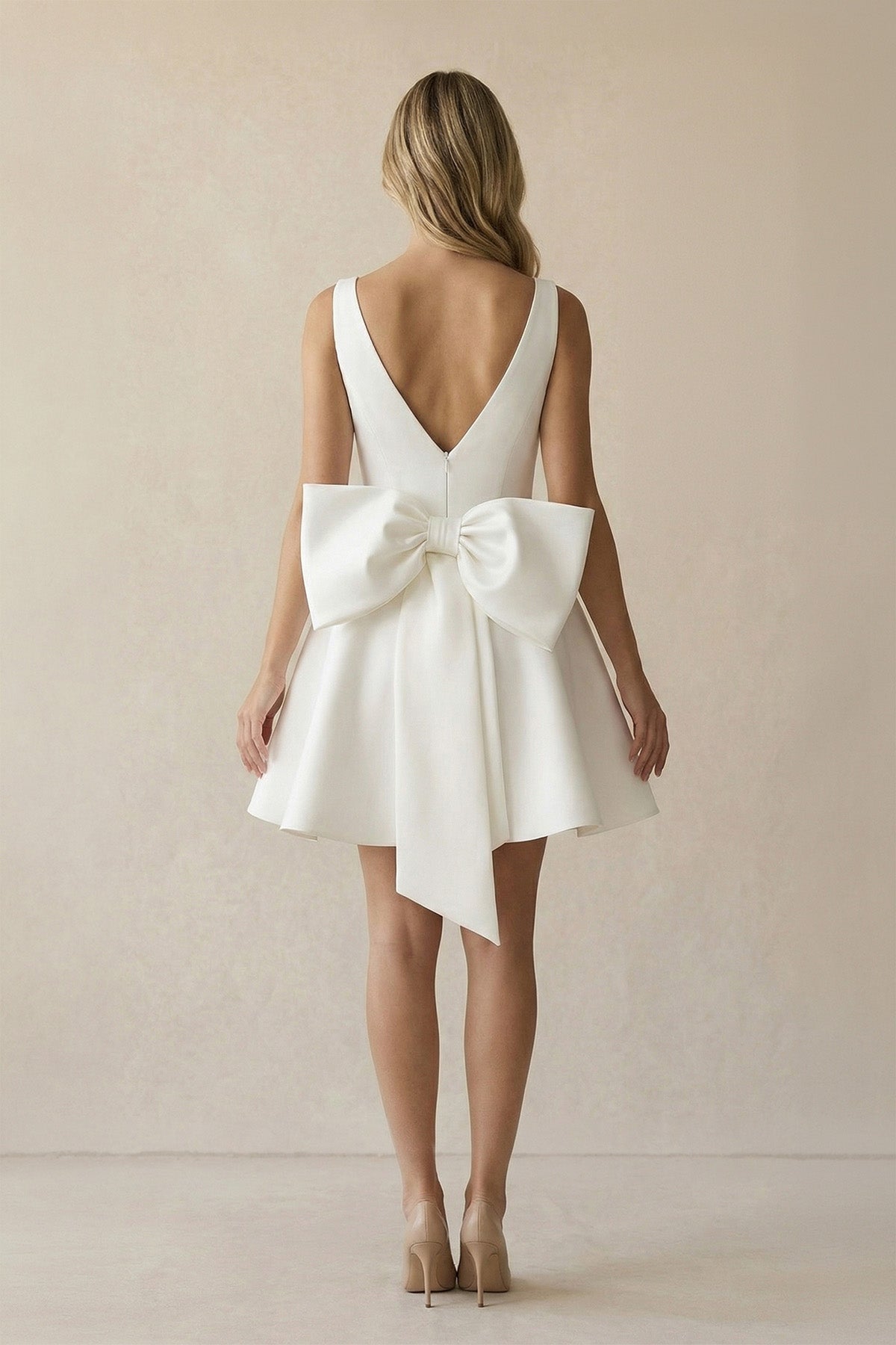 Robe de mariée ivoire trapèze en satin à col V sans manches - Harana
