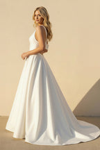 Robe de mariée blanche trapèze en satin à col V sans manches - Harana