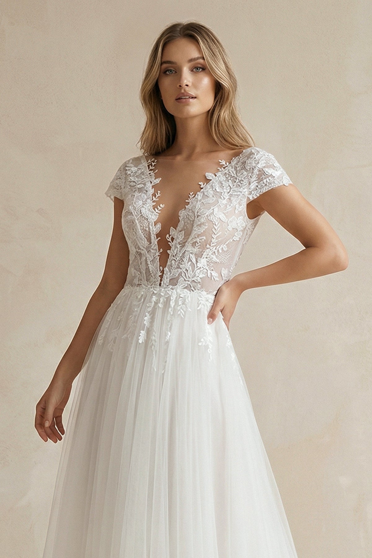 Robe de mariée ivoire trapèze en dentelle à col V à appliqués - Harana