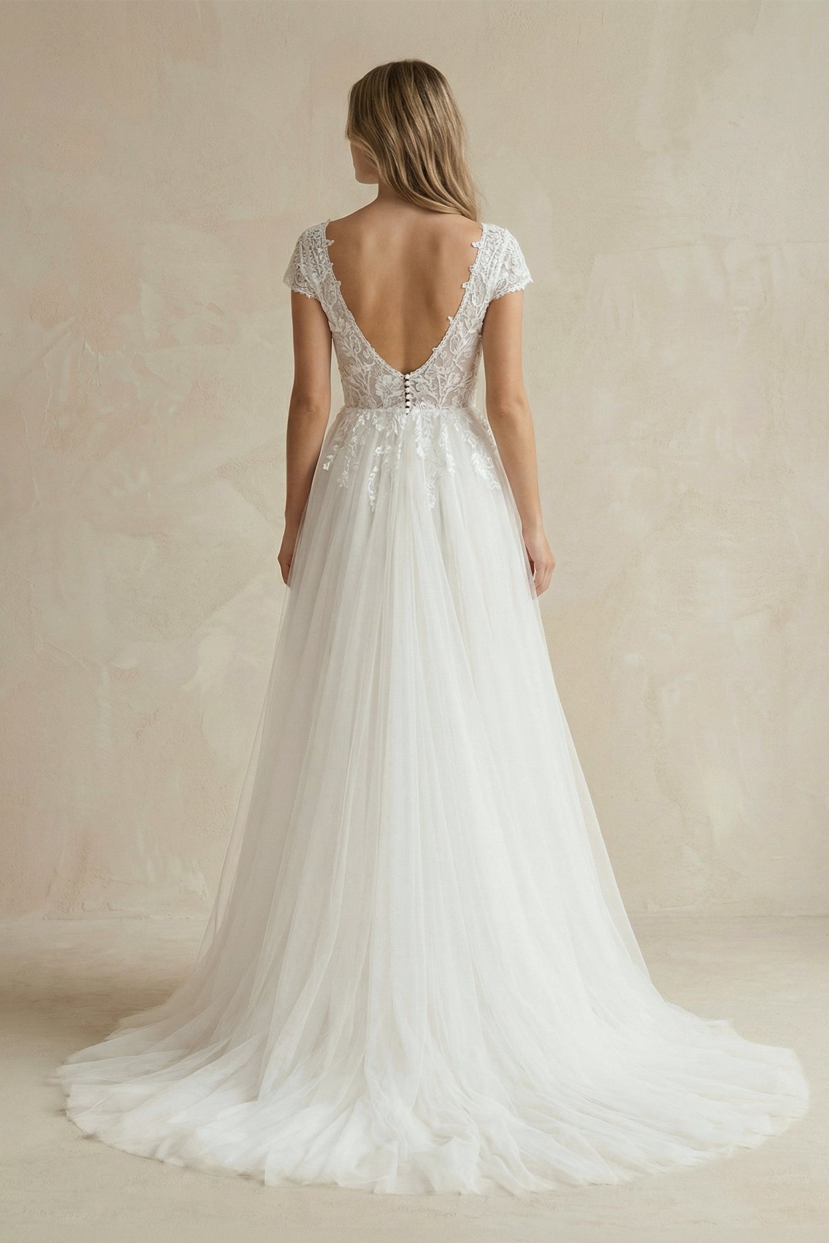 Robe de mariée ivoire trapèze en dentelle à col V à appliqués - Harana