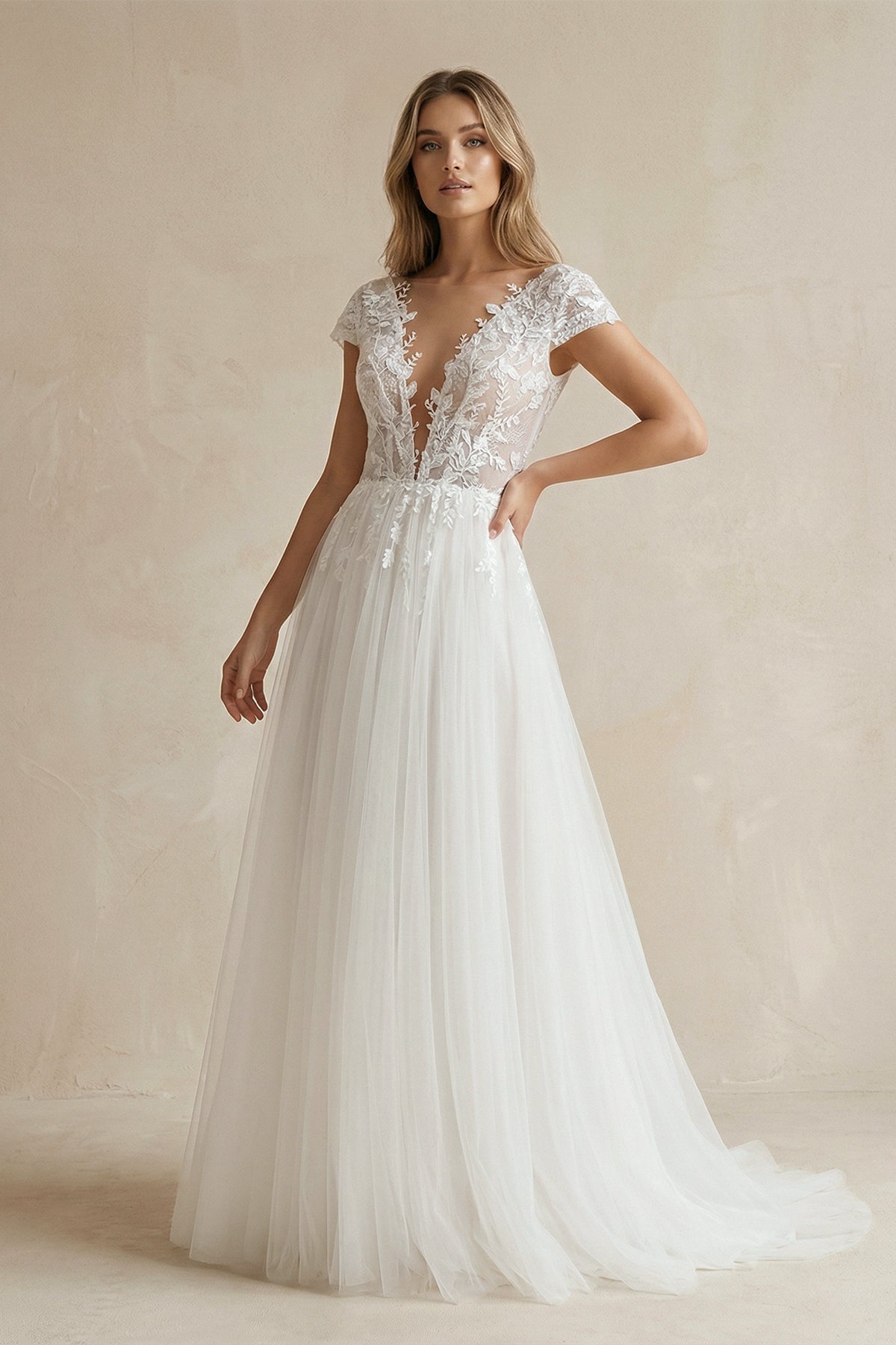 Robe de mariée ivoire trapèze en dentelle à col V à appliqués - Harana