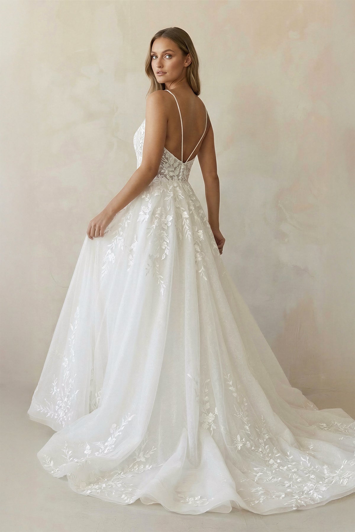 Robe de mariée ivoire longue à fines bretelles col V à dentelle - Harana