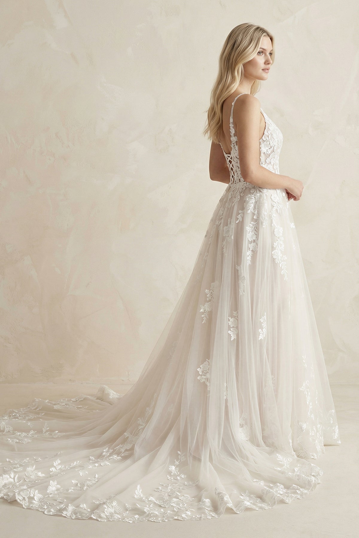 Robe de mariée blanche trapèze en dentelle à col V sans manches - Harana