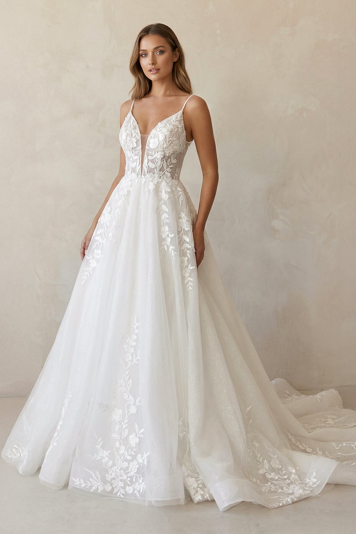 Robe de mariée ivoire longue à fines bretelles col V à dentelle - Harana