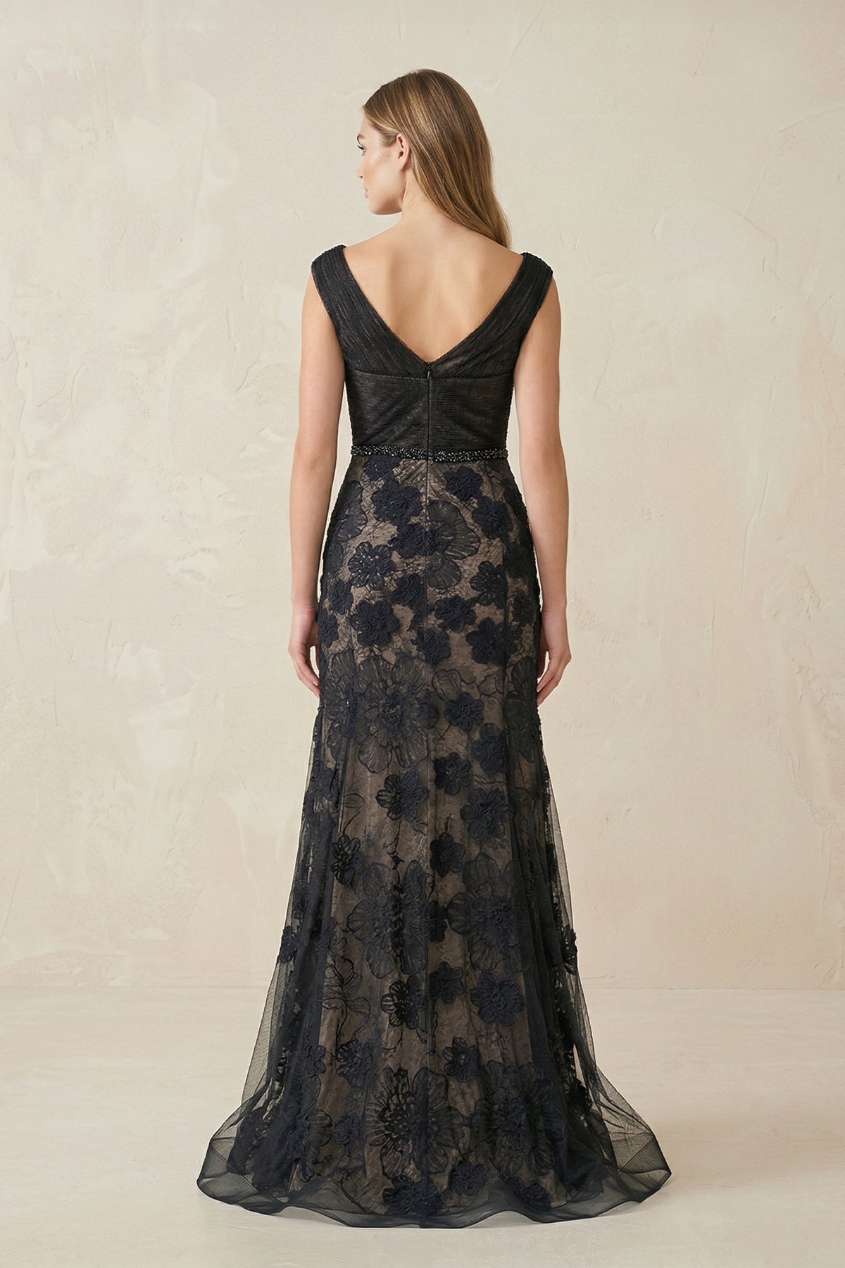 Robe longue noire en tulle appliqué à décolleté plongeant - Harana