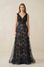 Robe longue noire en tulle appliqué à décolleté plongeant - Harana