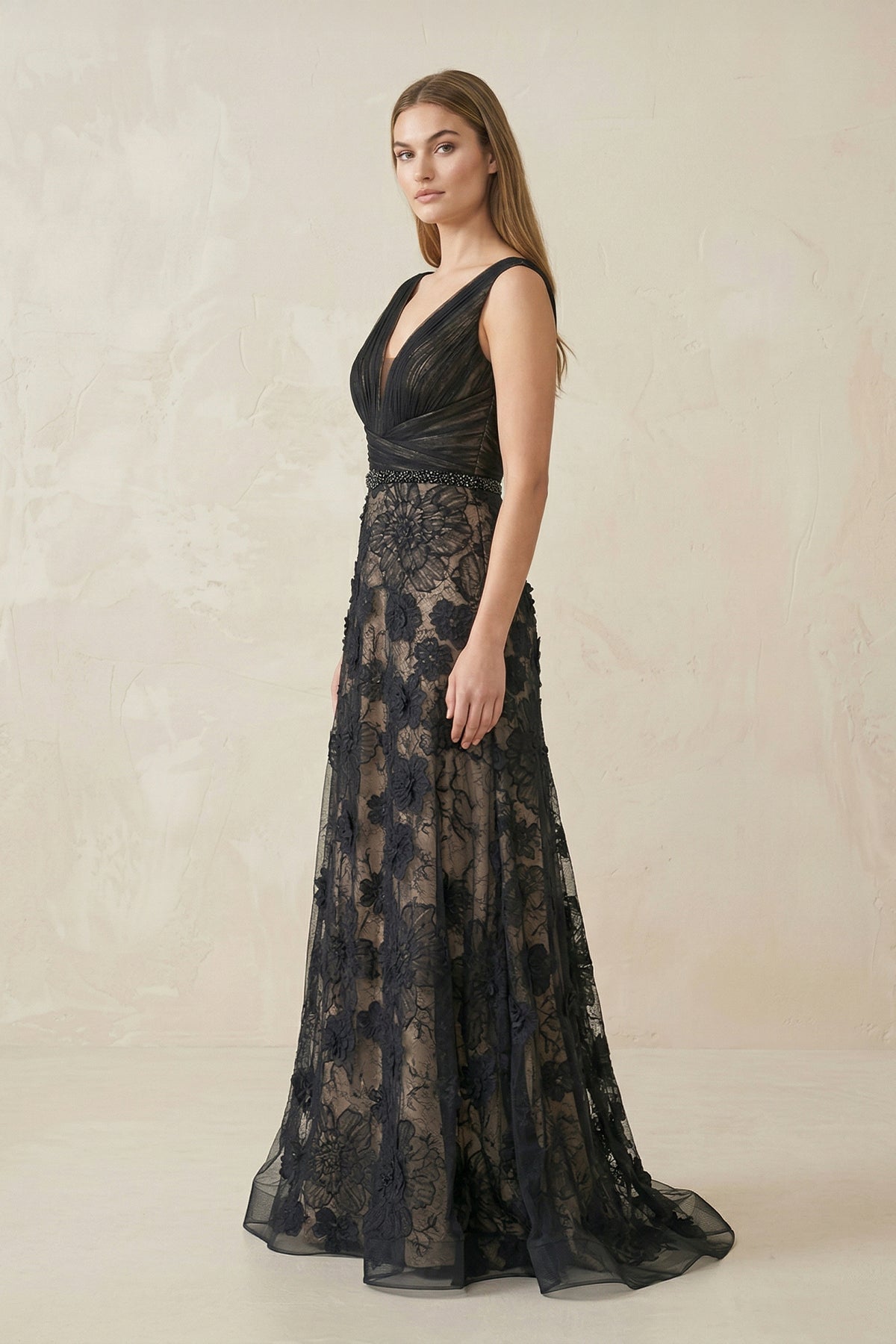 Robe longue noire en tulle appliqué à décolleté plongeant - Harana