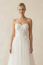 Robe de mariée blanche trapèze en dentelle décolleté cœur sans manches - Harana