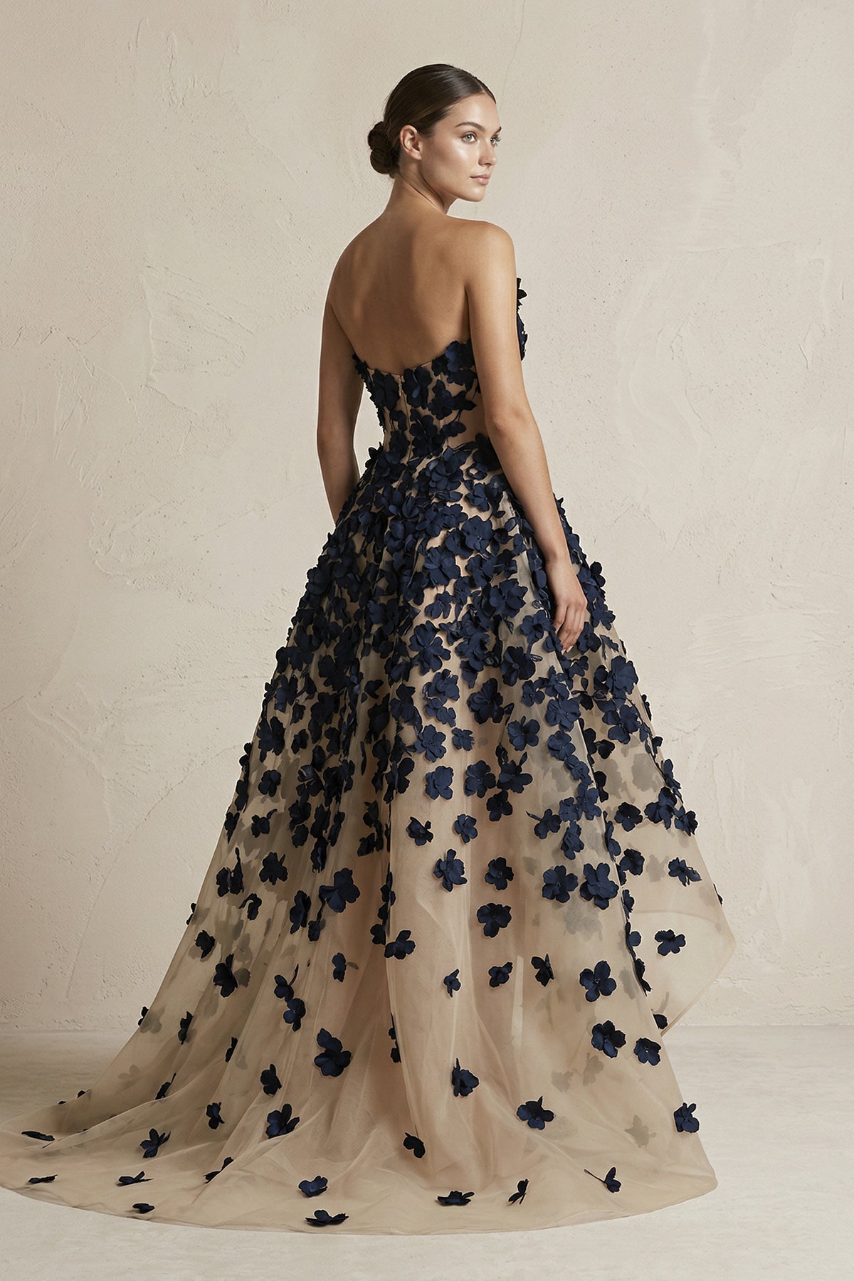 Robe de mariée noire et nude trapèze en tulle bustier à col - Harana