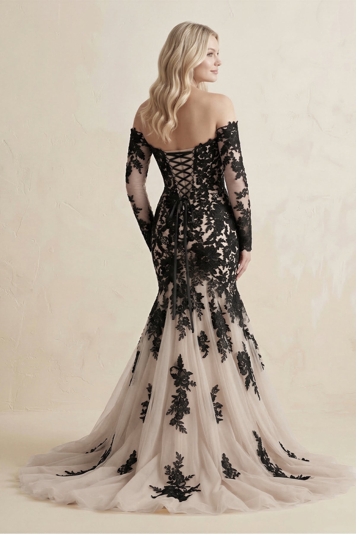 Robe de mariée noire en tulle coupe sirène à épaules dénudées ornée d’appliqués - Harana
