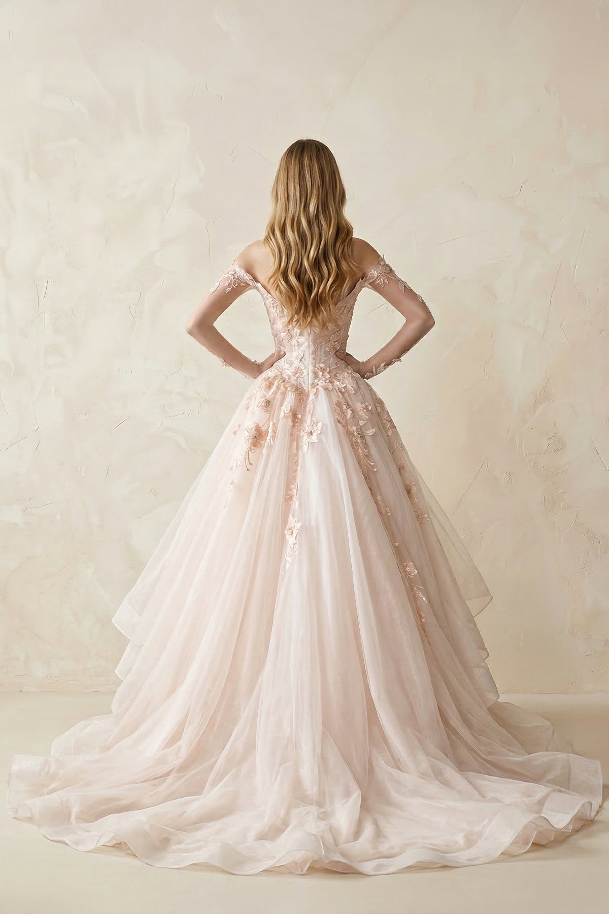 Robe de mariée rose longue à épaules dénudées manches longues en tulle - Harana