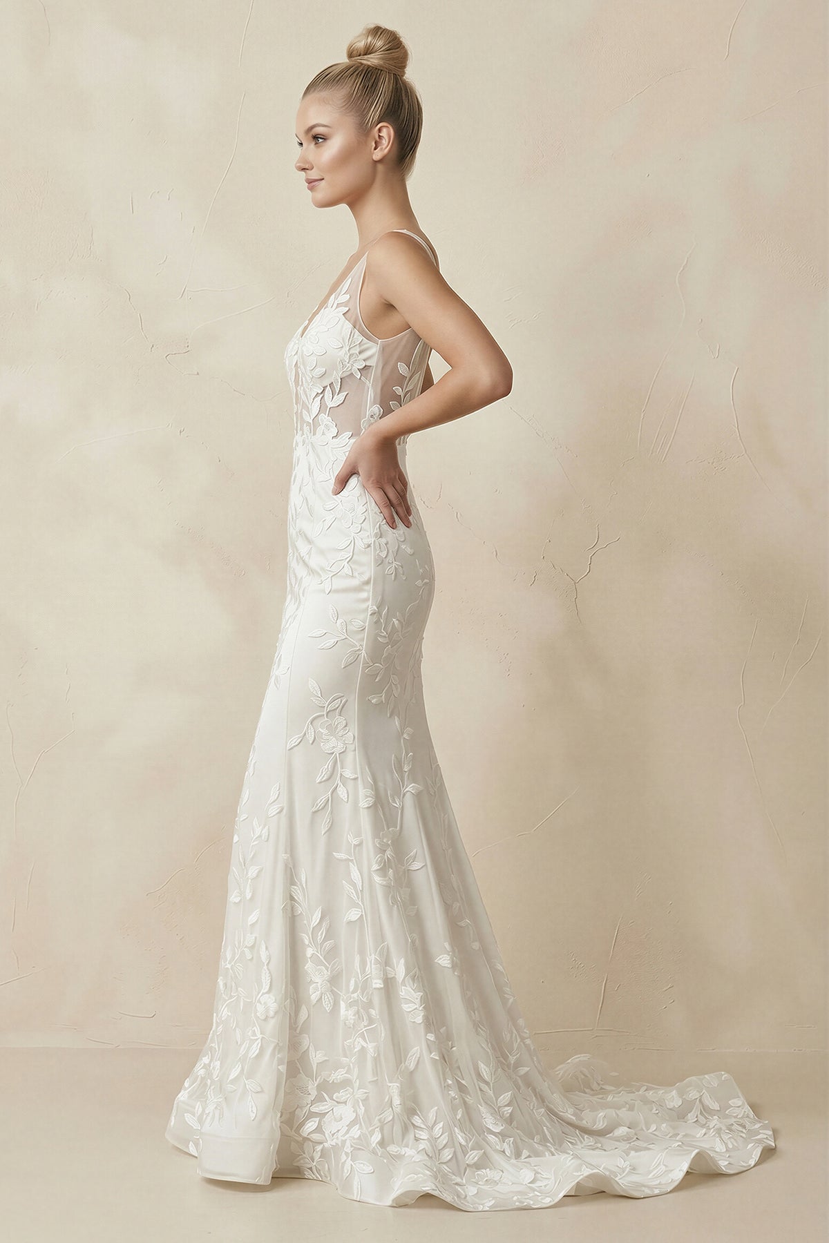 Robe de mariée blanche coupe sirène à col V ornée d’appliqués - Harana