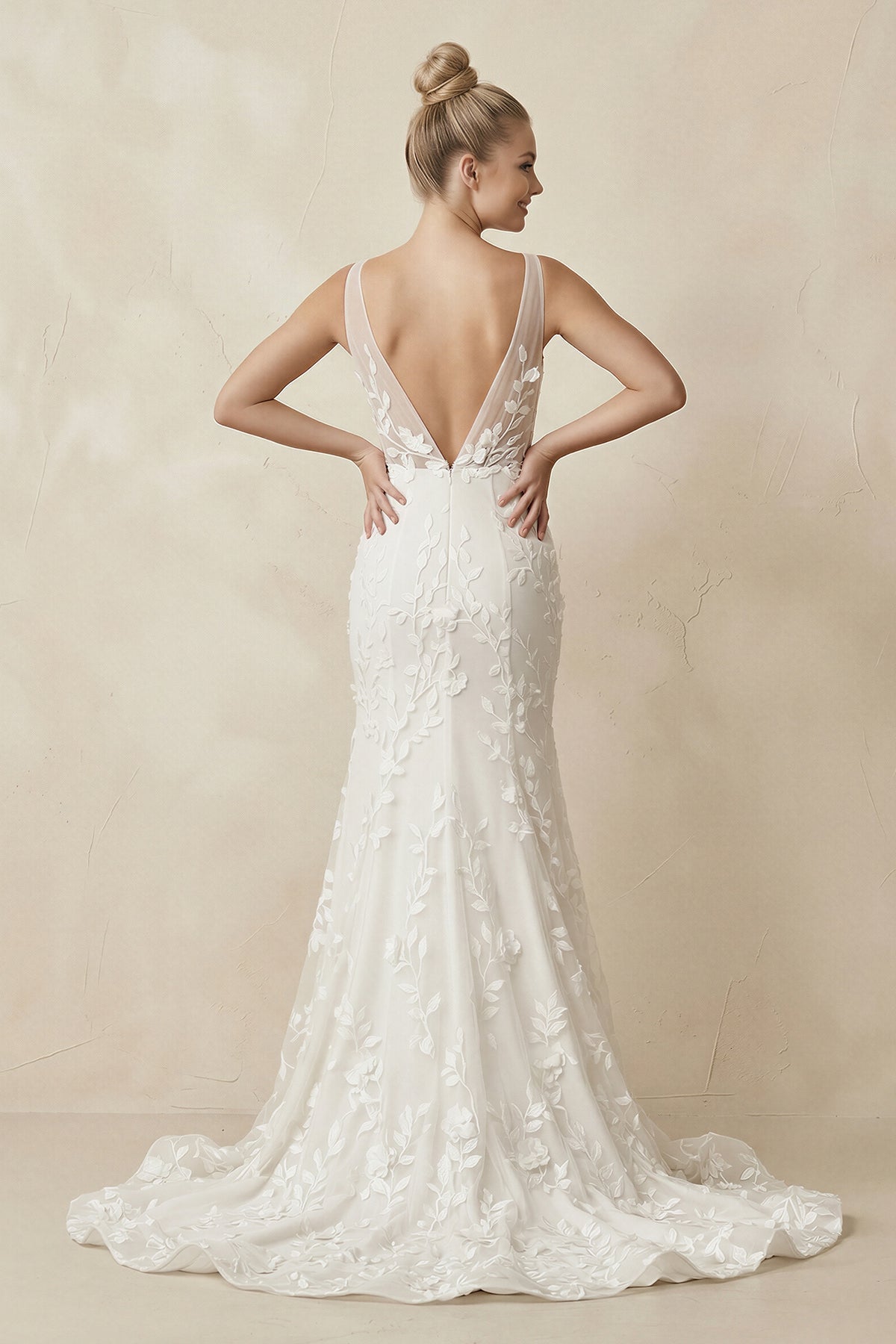 Robe de mariée blanche coupe sirène à col V ornée d’appliqués - Harana