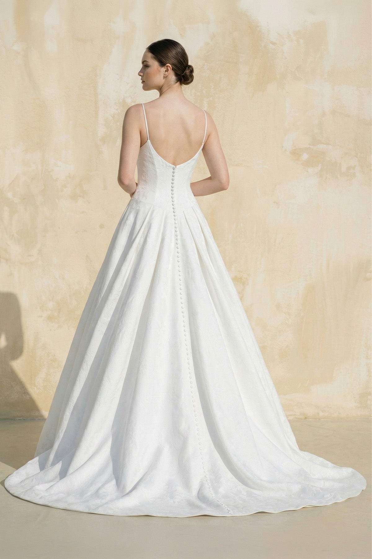 Robe de mariée blanc courte à fines bretelles sans manches satinée - Harana