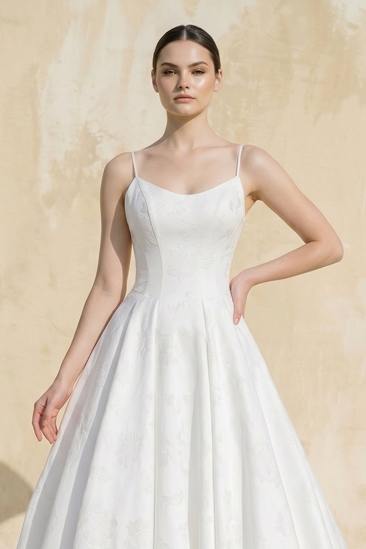Robe de mariée blanc courte à fines bretelles sans manches satinée - Harana