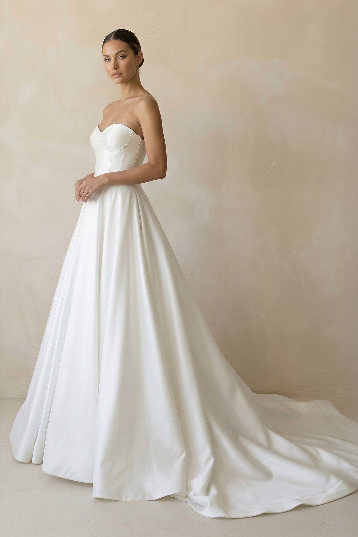 Robe de mariée blanc longue bustier sans manches satinée - Harana