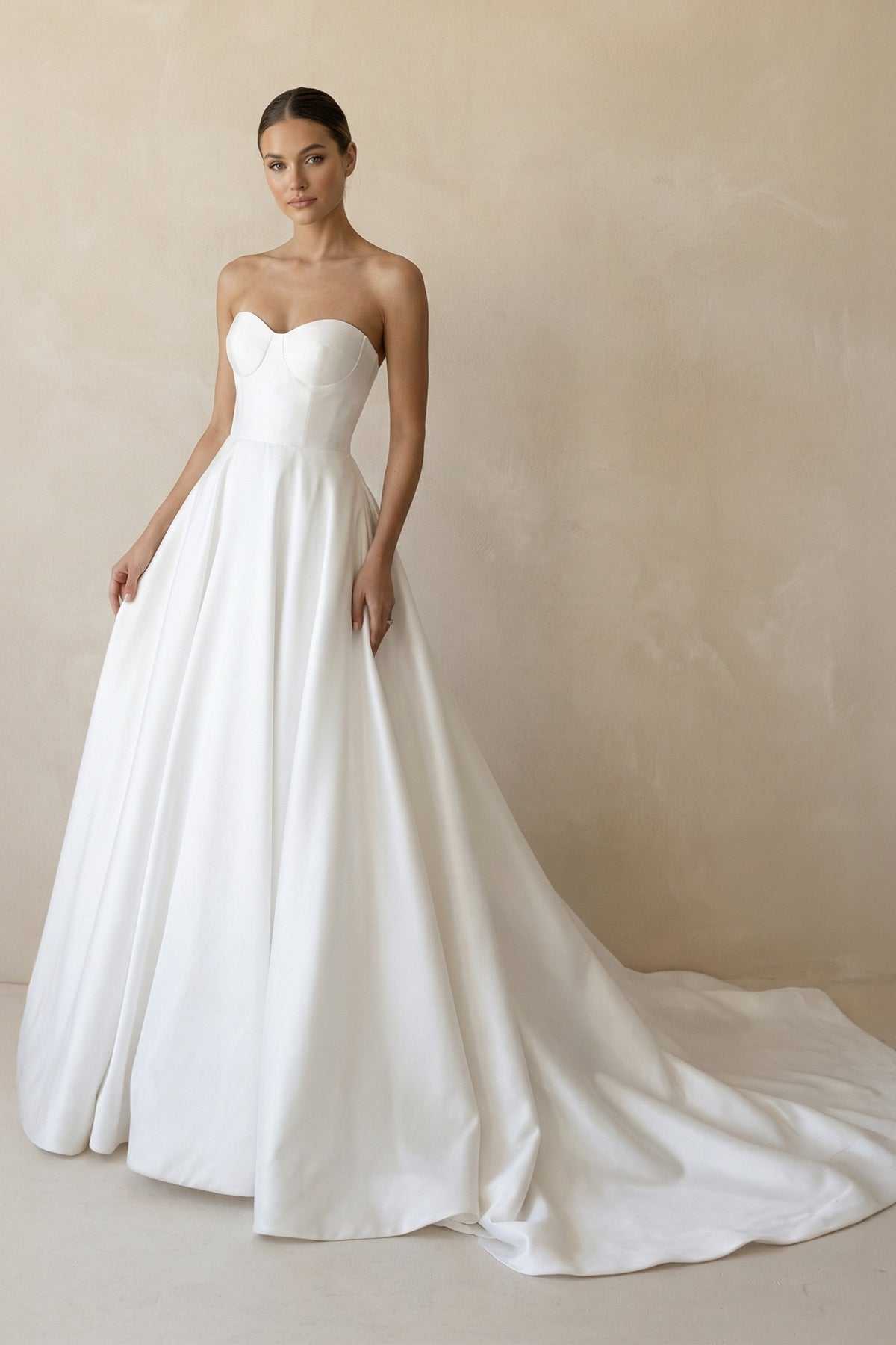 Robe de mariée blanc longue bustier sans manches satinée - Harana