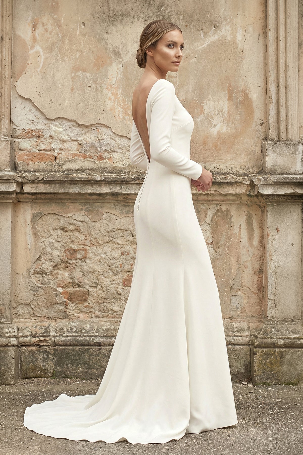 Robe de mariée blanche satinée coupe sirène à encolure bateau et manches longues - Harana