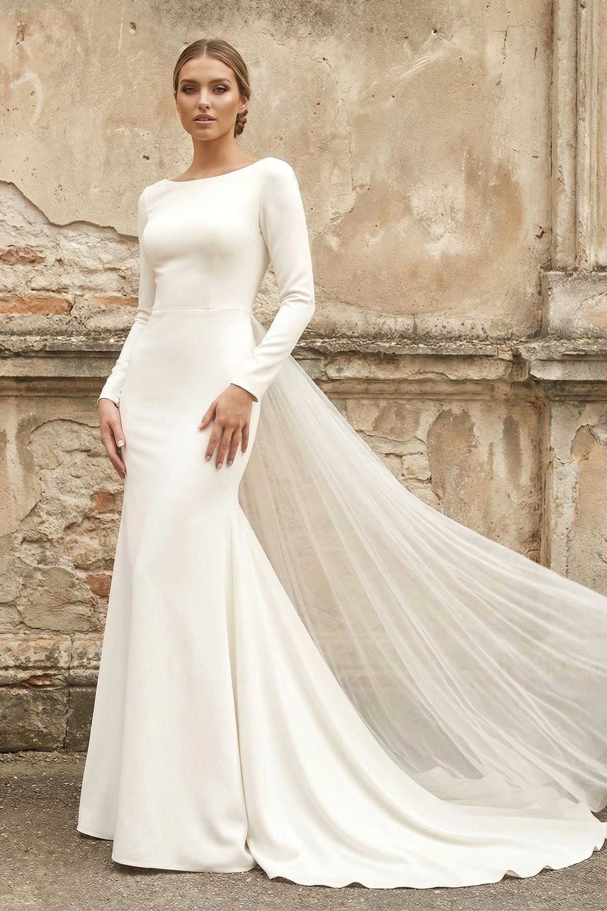 Robe de mariée blanche satinée coupe sirène à encolure bateau et manches longues - Harana