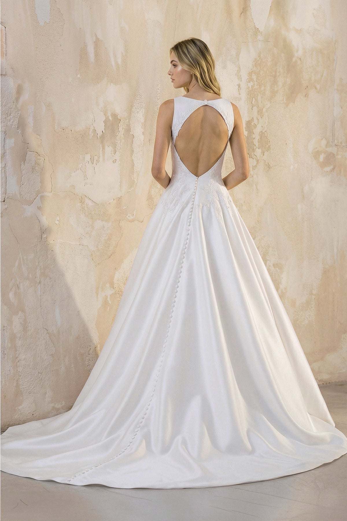Robe de mariée blanche trapèze en satin sans manches - Harana