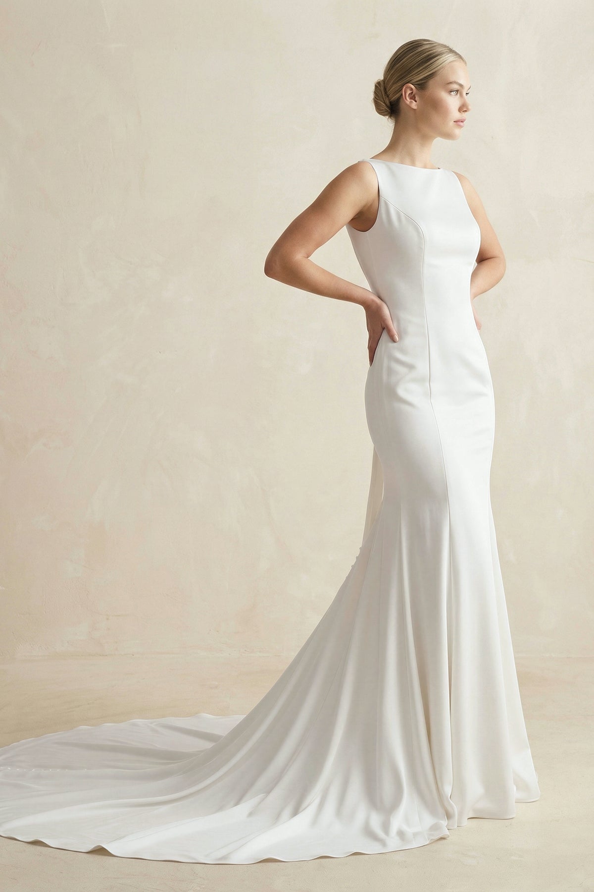 Robe de mariée blanche satinée coupe sirène à encolure bateau avec nœud - Harana