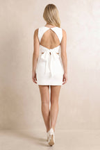 Robe blanche courte coupe fourreau à encolure bateau avec nœud et ouverture goutte d’eau - Harana