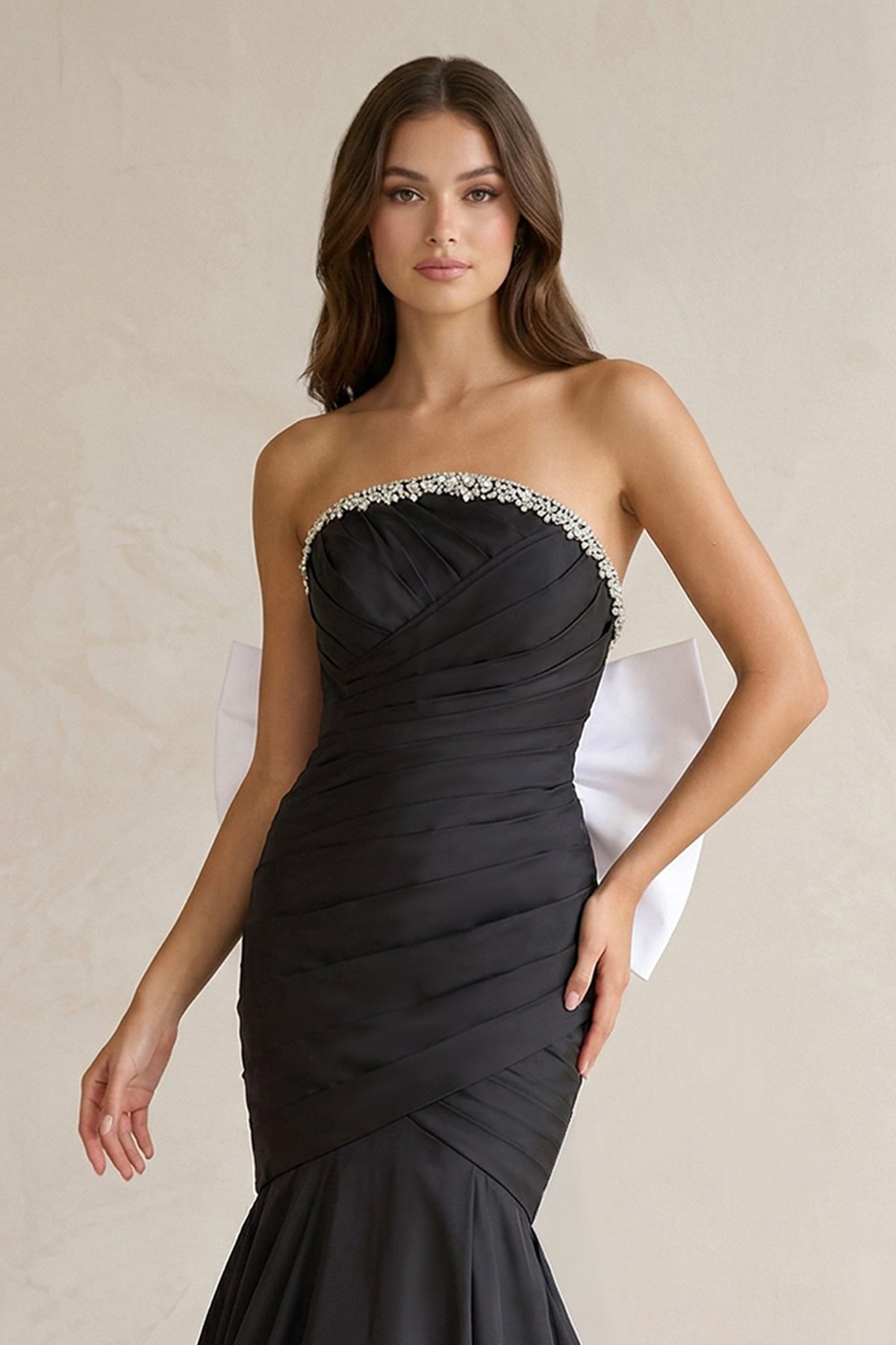 Robe de mariée noire et blanche coupe sirène effet drapé avec nœud - Harana