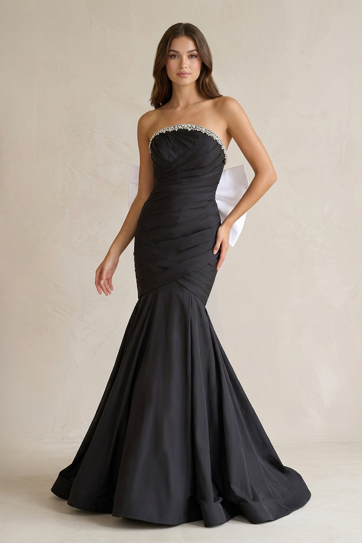 Robe de mariée noire et blanche coupe sirène effet drapé avec nœud - Harana