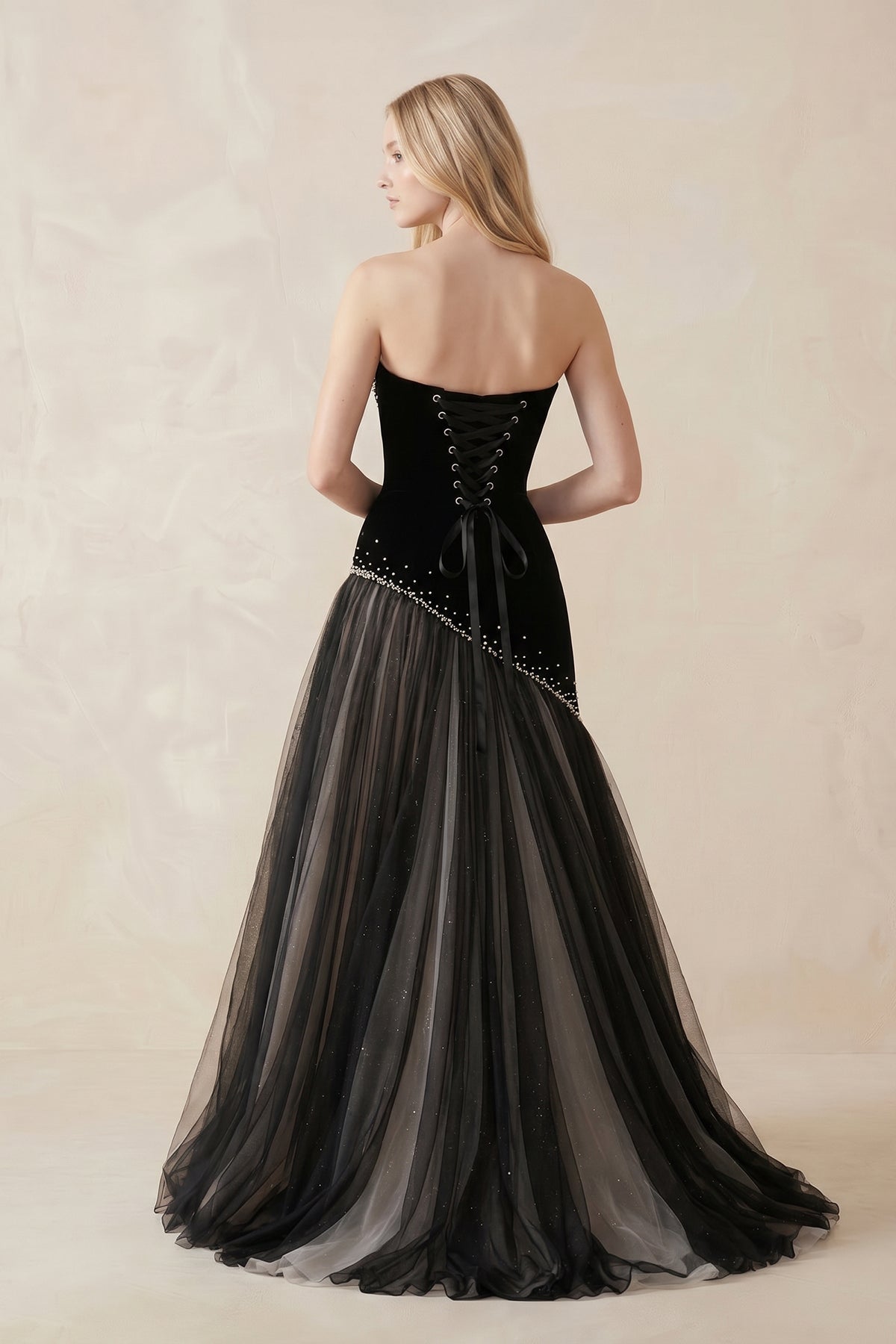 Robe de mariée noire en tulle bustier ornée de perles - Harana