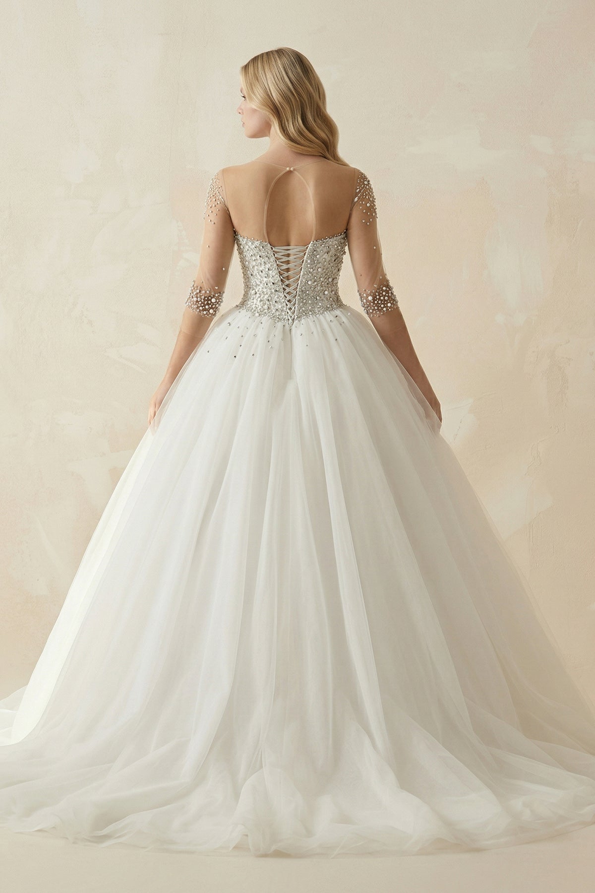 Robe de mariée blanche princesse en dentelle décolleté cœur manches longues - Harana