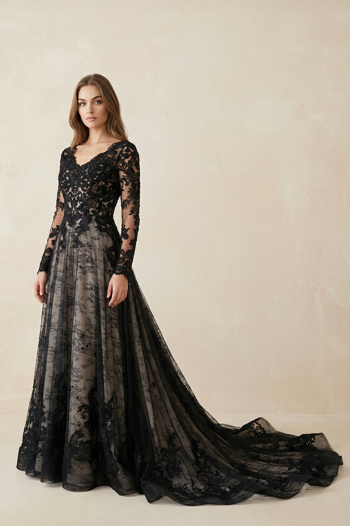 Robe de mariée noire trapèze en dentelle à col V manches longues - Harana