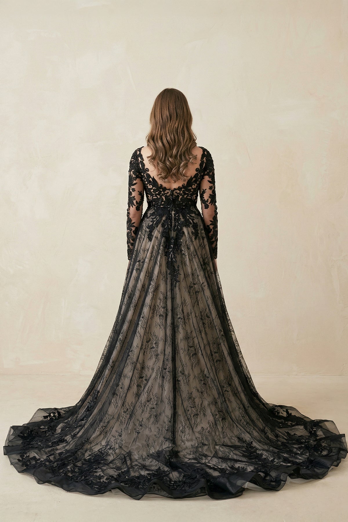 Robe de mariée noire trapèze en dentelle à col V manches longues - Harana