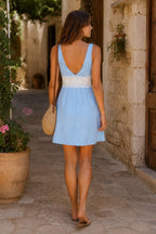 Robe bleue courte en dentelle et coton coupe fourreau à col V - Harana