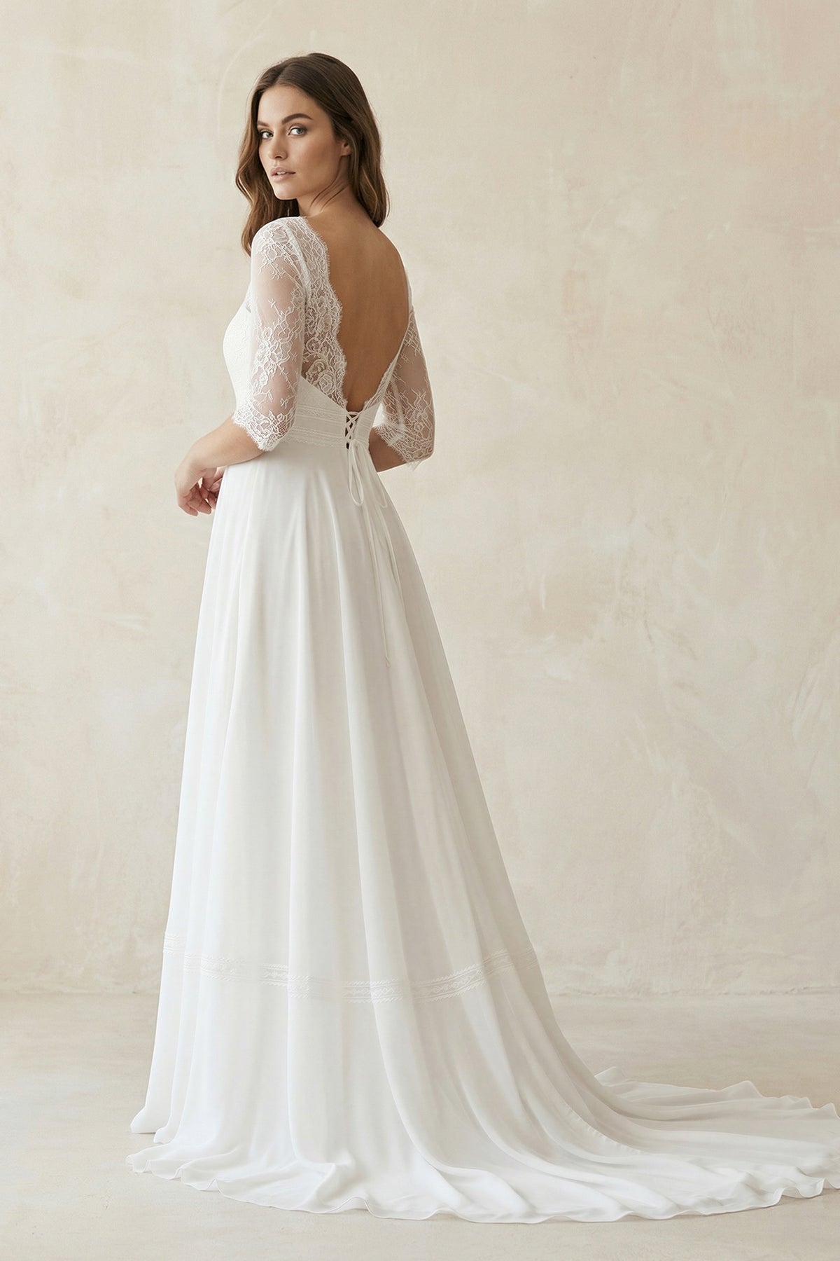 Robe de mariée ivoire trapèze en mousseline manches courtes effet illusion - Harana