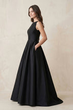 Robe de mariée noir longue sans manches froncée effet drapé - Harana
