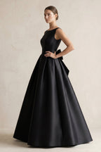 Robe de mariée noire trapèze en satin sans manches avec nœud - Harana