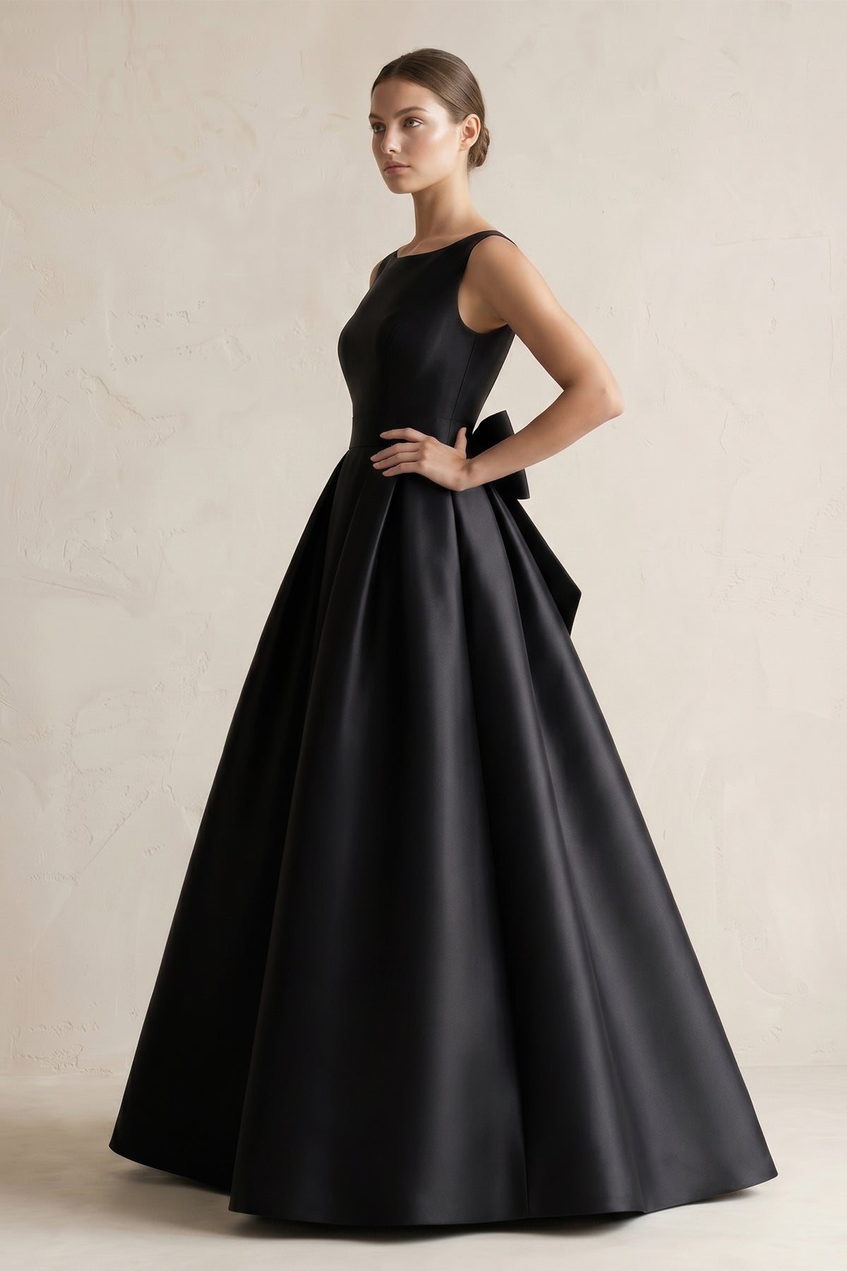 Robe de mariée noire trapèze en satin sans manches avec nœud - Harana