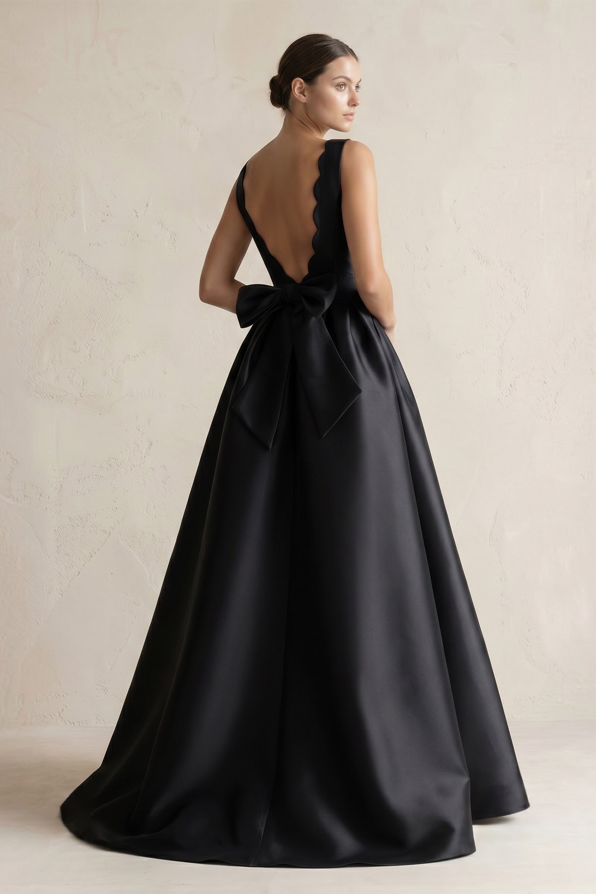 Robe de mariée noire trapèze en satin sans manches avec nœud - Harana