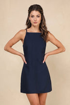 Robe bleu marine foncé courte satinée coupe fourreau à encolure bateau - Harana