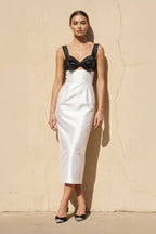 Robe midi black & white satinée avec nœud - Harana