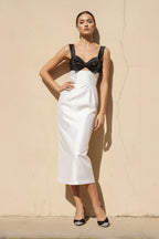 Robe midi black & white satinée avec nœud - Harana