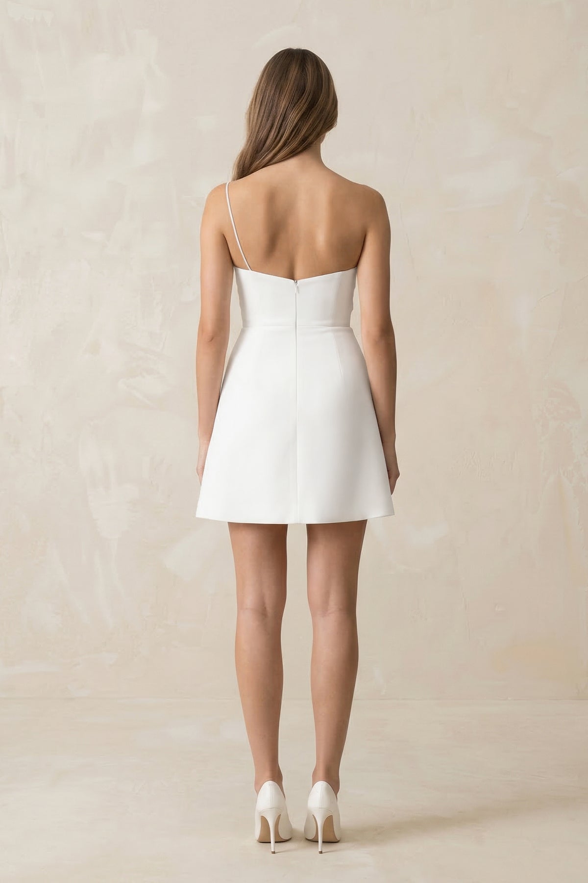 Robe de mariée blanche courte en crêpe coupe fourreau avec nœud - Harana