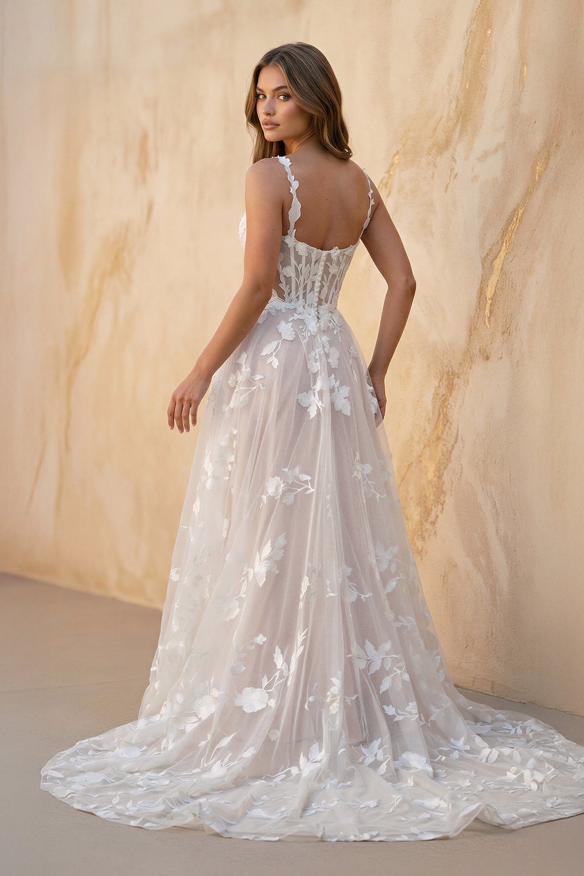 Robe de mariée ivoire trapèze en dentelle à fines bretelles à corset - Harana