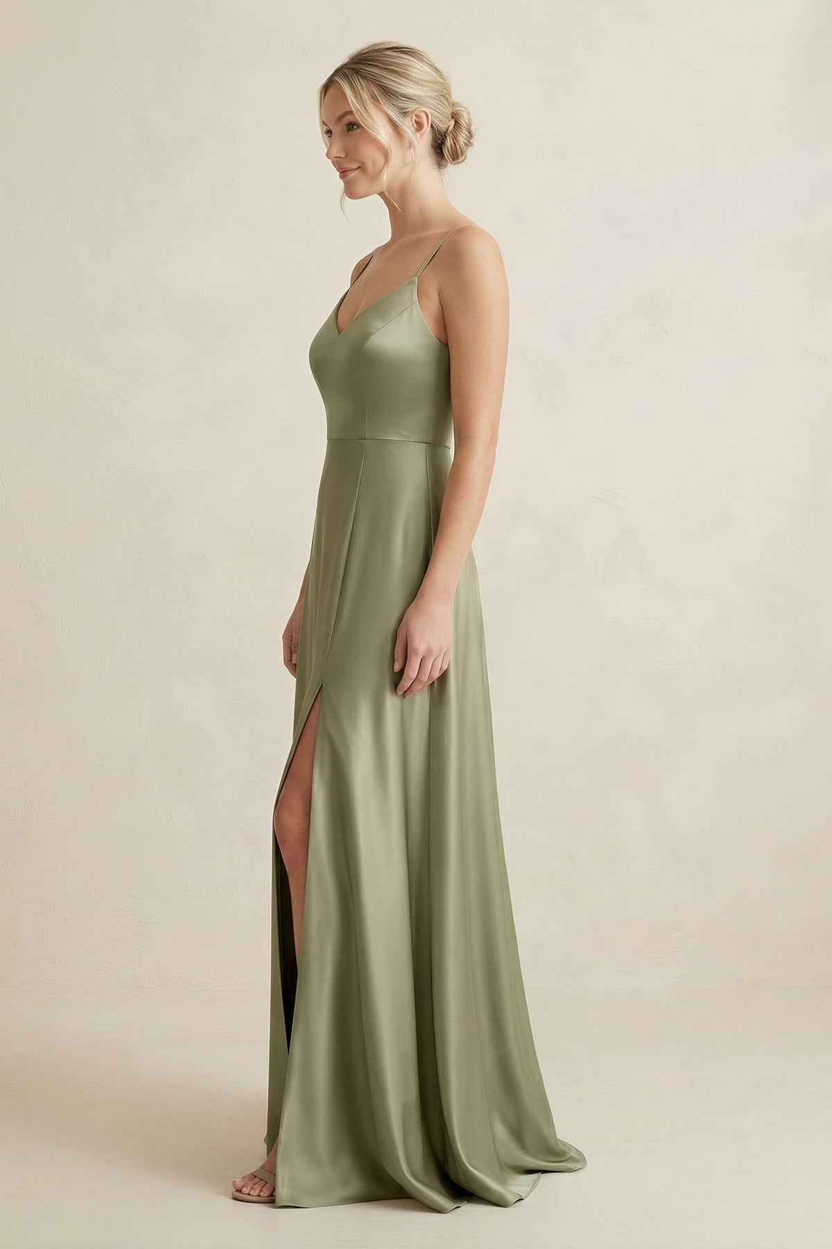 Robe demoiselle d’honneur vert sauge longue à fines bretelles sans manches avec fente - Harana