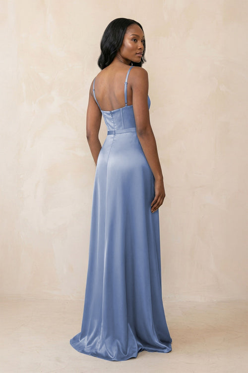 Robe de demoiselle d’honneur gris brume longue satinée coupe fourreau à fines bretelles avec corset - Harana
