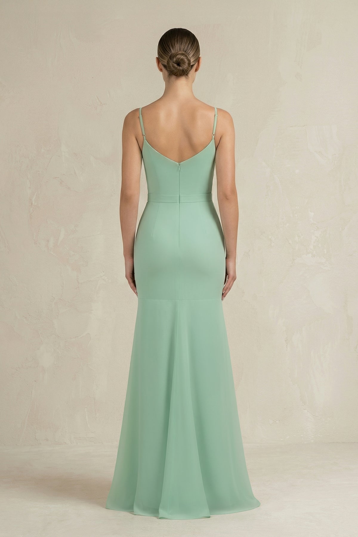 Robe demoiselle d’honneur pale pistachio longue à fines bretelles sans manches effet drapé - Harana