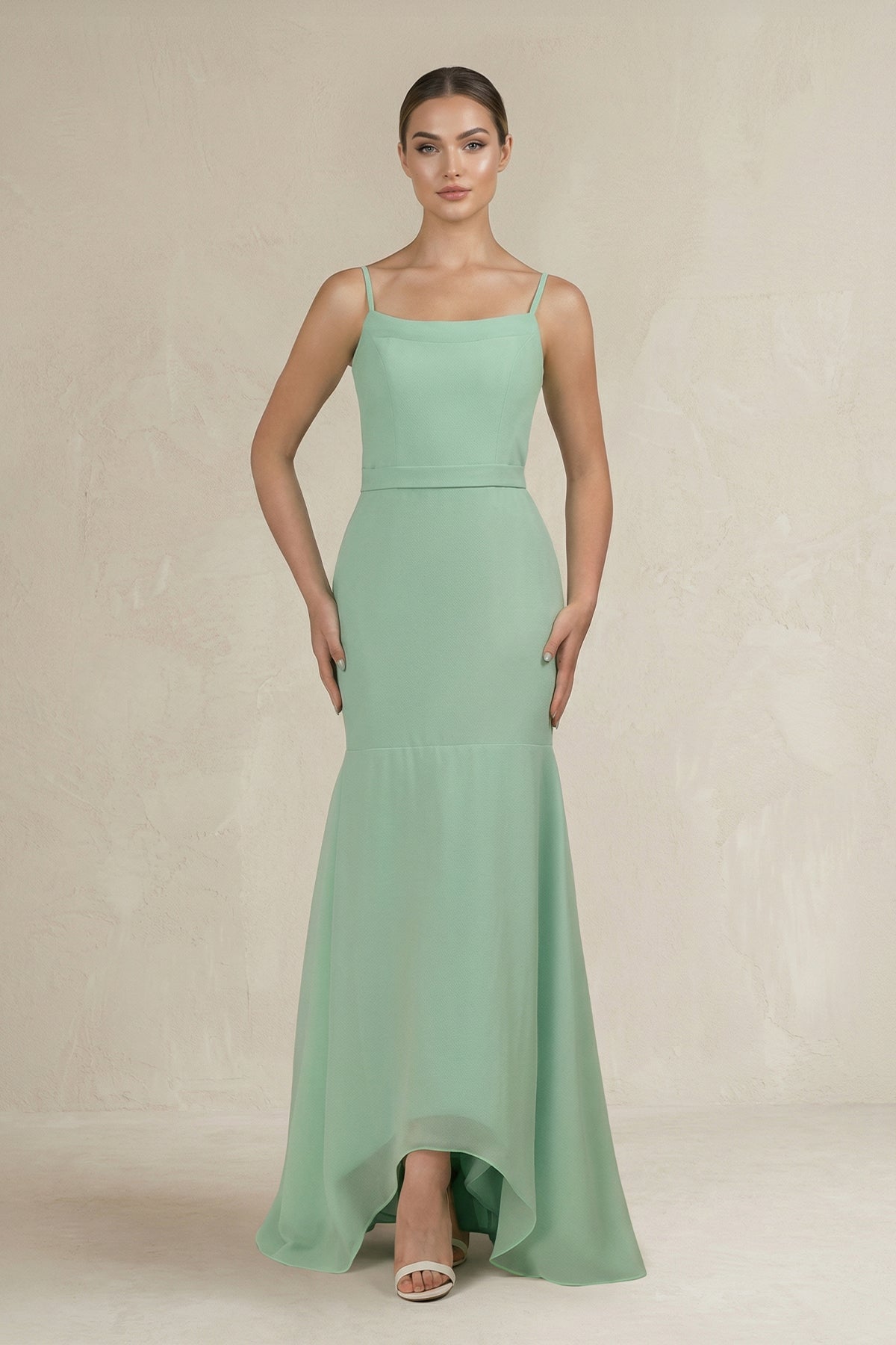 Robe demoiselle d’honneur pale pistachio longue à fines bretelles sans manches effet drapé - Harana